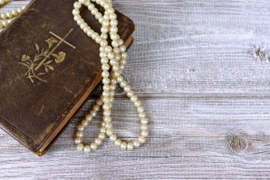 Eski Kutsal İncil ve tespih boncuklar rustik ahşap tablo.