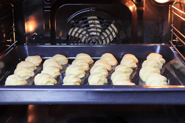 Muitos Biscoitos Caseiros Deitados Assadeira Forno — Fotografia de Stock