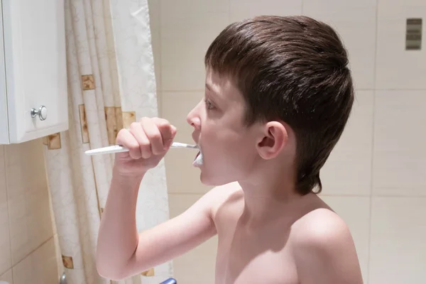 Niño Cepillándose Los Dientes Con Cepillo Dientes Baño — Foto de Stock