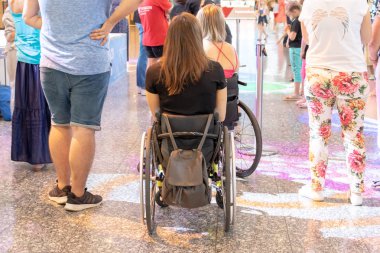Moscow, Rusya Federasyonu - 29 Ağustos 2018: İki kişi alışveriş merkezi sandalyeli devre dışı.