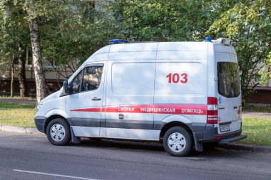 Moskova, Rusya - 04 Eylül 2018: Ambulans şehir sokak, yaz saati.