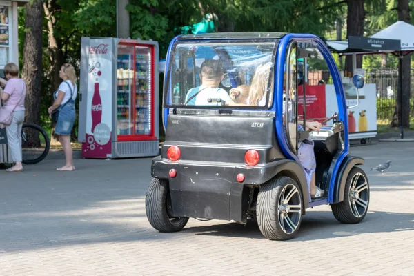 Moscú Rusia Septiembre 2018 Personas Que Conducen Automóviles Eléctricos Parque — Foto de Stock