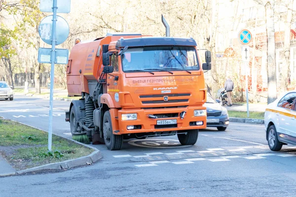 モスクワ ロシア連邦 2018 オレンジ水をまき 街でマシンのクリーニング — ストック写真