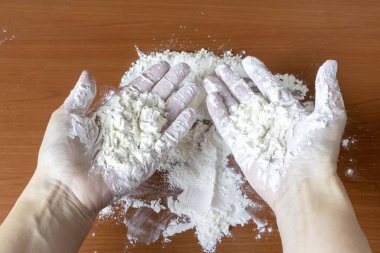 hazırladıktan sonra beyaz un ile eller kirli.