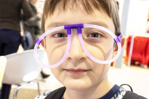 Retrato Chico Lindo Divertido Con Gafas Extrañas Hechas Tubos Neón — Foto de Stock