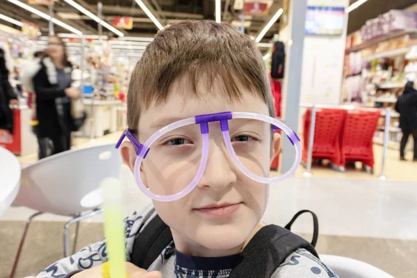 Retrato Chico Lindo Divertido Con Gafas Extrañas Hechas Tubos Neón — Foto de Stock