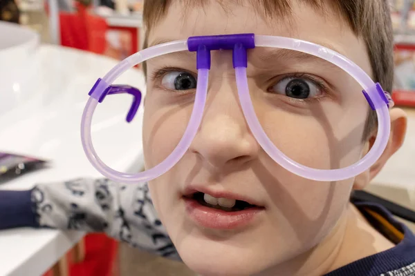 Πορτρέτο Του Αστείο Χαριτωμένο Αγόρι Που Φοράει Περίεργα Γυαλιά Κατασκευασμένο — Φωτογραφία Αρχείου
