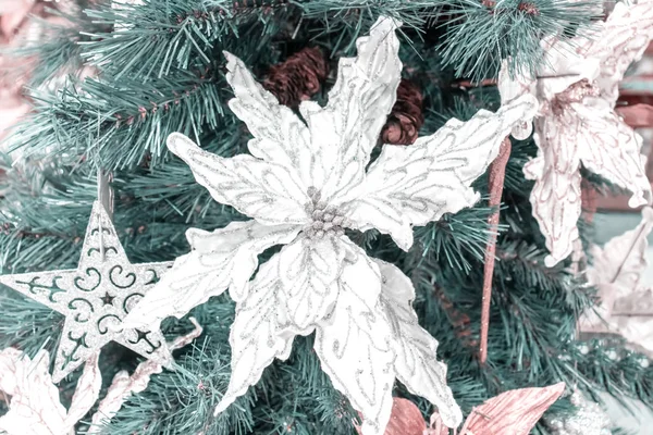 Χριστουγεννιάτικο Δέντρο Μοντέρνα Χρυσή Διακόσμηση Παστέλ Εσωτερικη — Φωτογραφία Αρχείου