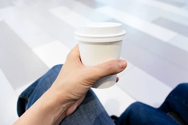 Woman Hand Holding White Disposadle Paper Cup Coffee — Stock Photo, Image