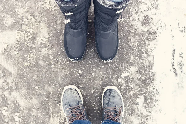 Dois Pares Pernas Usando Sapatos Inverno Ficam Frente Outro Estrada — Fotografia de Stock