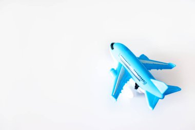 Kopya alanı, seyahat, yolculuk ve uçan kavramı ile beyaz zemin üzerine mavi oyuncak uçak.