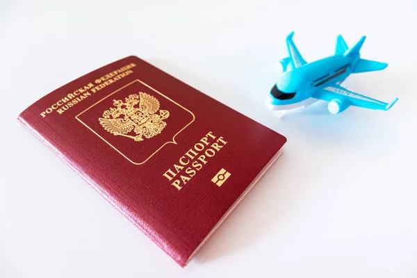 Passaporte Internacional Russo Avião Azul Sobre Fundo Branco Conceito Viagem — Fotografia de Stock