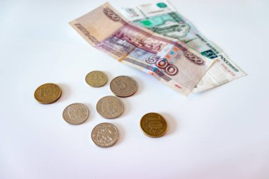 Rus ruble, sikke ve kağıt para yhe beyaz masada.