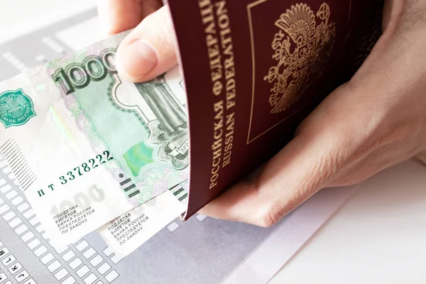 Mão Segurando Passaporte Russo Dinheiro Registro Formulário Local Estadia — Fotografia de Stock