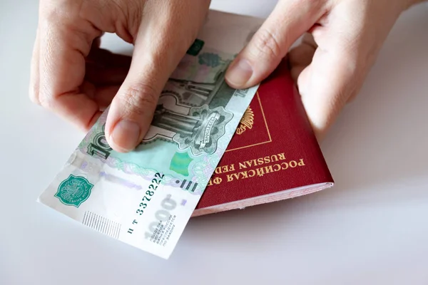 Manos Femeninas Recortadas Sosteniendo Pasaporte Internacional Ruso Papel Moneda Rublos — Foto de Stock