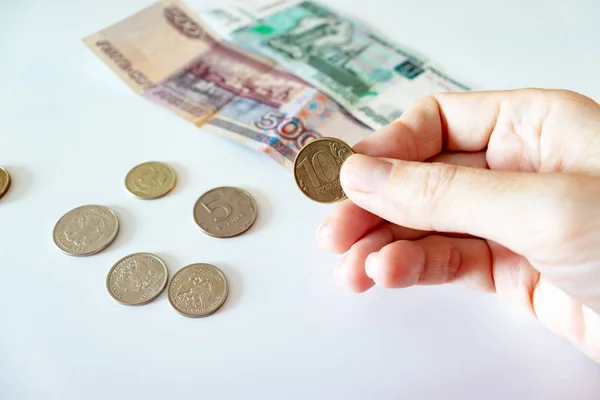 Mano Femenina Sosteniendo Una Moneda Monedas Rublos Rusos Sobre Mesa — Foto de Stock