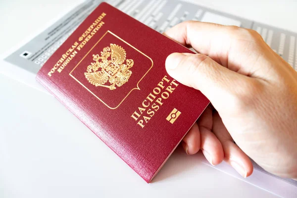 Mão Segurando Passaporte Russo Registro Formulário Local Estadia — Fotografia de Stock