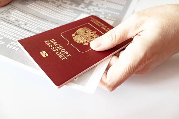Mãos Segurando Passaporte Russo Registro Formulário Local Estada — Fotografia de Stock