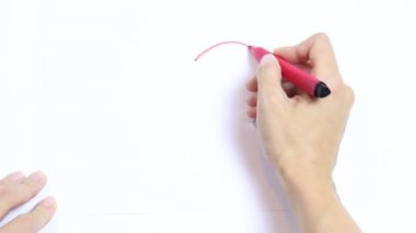 Kadın eli kırmızı kalp marker ile çizim gölgelerini algılar ve bu beyaz masaya geçer.