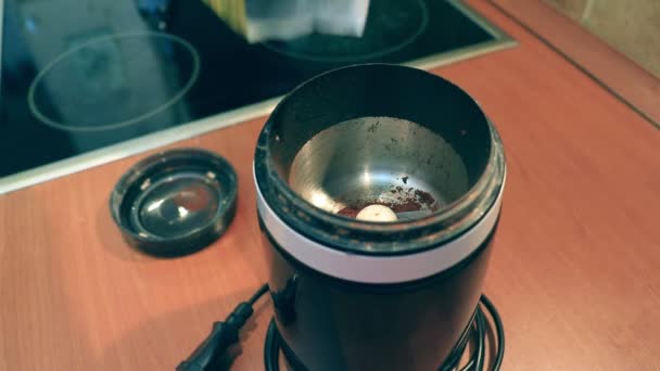 Nahaufnahme Des Eingießens Von Kaffeebohnen Die Mühle — Stockvideo