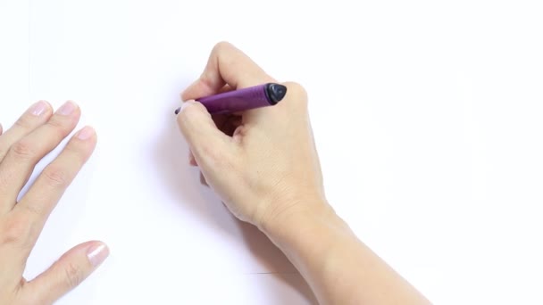 Женская Рука Рисует Дом Фиолетовым Маркером Белом Столе — стоковое видео