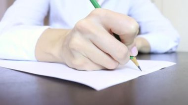 Kadın eli bir şey kağıda yazı kapatın. Tanınmayan iş kadını beyaz gömlekli bir kalemle yazma