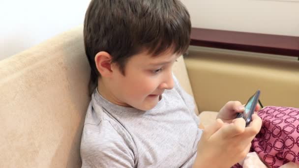 Ragazzo Seduto Sul Divano Giocare Smartphone — Video Stock