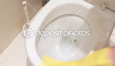Kirli tuvalet kase bir bezle temizlik sarı lastik eldiven içinde el kadın. Kat Hizmetleri, yıkama ve Temizleme banyo konsepti
