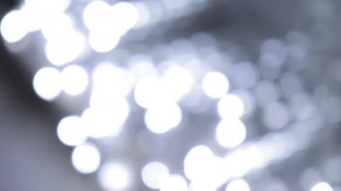 Bulanık ufuk gümüş, beyaz ve mavi parlak ışık, parlak noktalar bokeh, panoramik. Hareketli arka plan, hareket bokeh