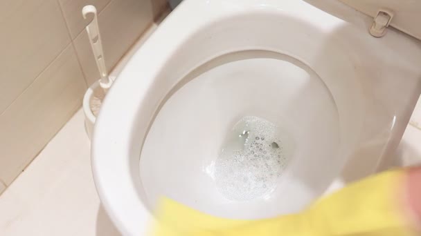 妇女手在黄色橡胶手套清洗一个肮脏的马桶与擦拭 客房服务 洗衣和清洁浴室概念 — 图库视频影像