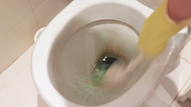 Frau Hand Hand Mit Gelben Gummihandschuhen Reinigt Eine Schmutzige Toilettenschüssel — Stockvideo