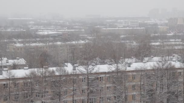 Сильний Сніг Місті Зимовий Снігопад Міський Пейзаж Будинки Снігом — стокове відео