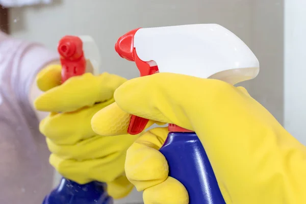 Hand Gelben Gummihandschuh Der Eine Blaue Reinigungssprühflasche Hält Die Bereit — Stockfoto