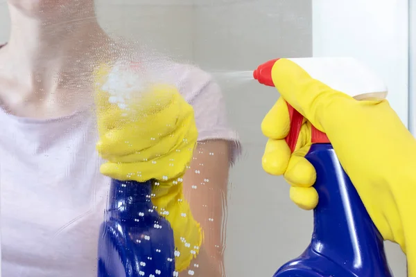 Неузнаваемая Женщина Жёлтых Резиновых Перчатках Держит Руках Синюю Чистящую Спрей — стоковое фото