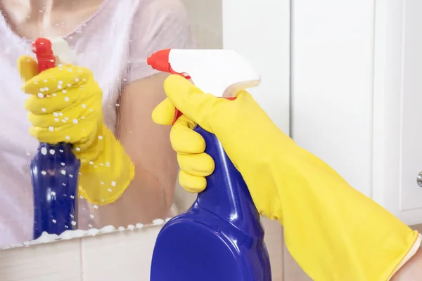 Eine Unkenntliche Frau Gelben Gummihandschuhen Hält Eine Blaue Reinigungssprayflasche Der — Stockfoto
