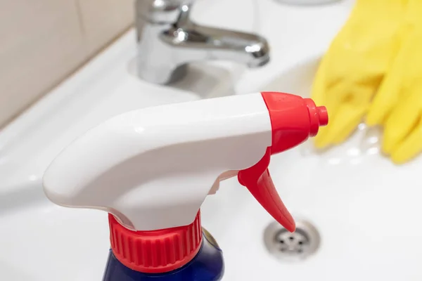 Botella Limpieza Azul Cerca Con Guantes Goma Amarillos Sobre Fondo — Foto de Stock