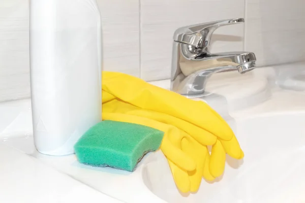 Rękawice Gumowe Żółty Gąbki Prania Detergentu Butelka Zlew Łazienka — Zdjęcie stockowe