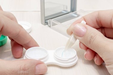 Kontakt lensler bir konteyner dışarı alarak eller kırpılmış.