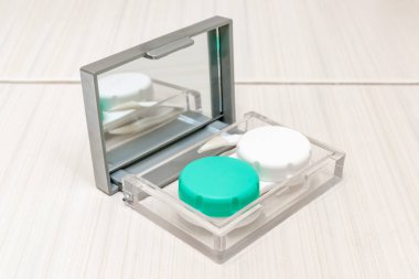 Konteyner ve cımbız içindeki bir ayna ile bir kutu.