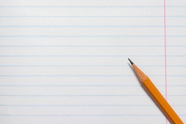 Beyaz bir arka plan üzerinde sarı kalem kopya alanı ile defter yakın çekim yaprak astarlı.