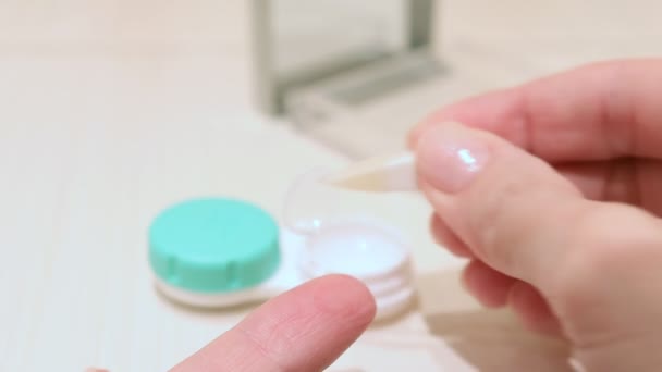 Beskurna Kvinnliga Händer Lägga Kontaktlinser Behållare Och Kontaktlinser Behållare Med — Stockvideo