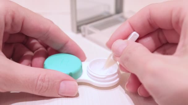 Beskurna Kvinnliga Händer Tar Kontaktlinser Behållare Med Pincett — Stockvideo