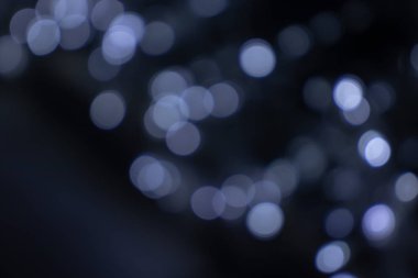 Ufuk gümüş, beyaz ve mavi parlak ışık, parlak noktalar bokeh arka plan bulanık.