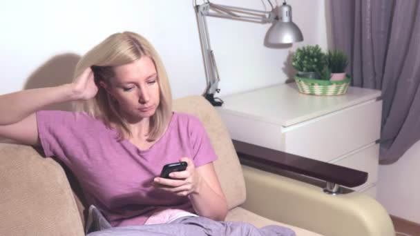 Νεαρή Ξανθιά Γυναίκα Απαντώντας Φίλο Μήνυμα Εφαρμογή Κοινωνικό Δίκτυο Ψάχνοντας — Αρχείο Βίντεο