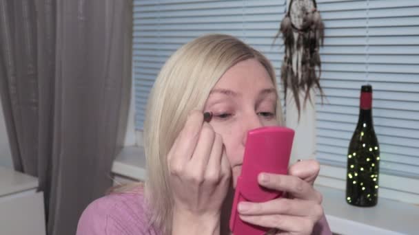 Mujer Joven Mirando Espejo Aplicando Maquillaje Casa — Vídeos de Stock
