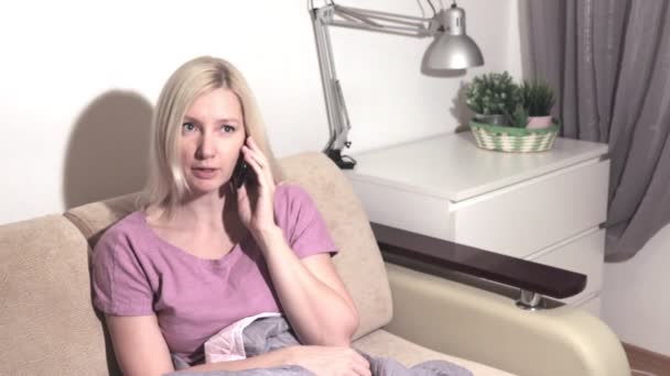 Jonge Blonde Vrouw Zittend Tha Sofa Spreken Door Telefoon — Stockvideo