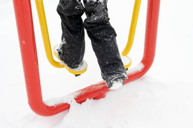 Sokak egzersiz ekipman kış, açık spor fitness ve vücut geliştirme. Tanınmayan kişi Egzersiz Egzersizler Kışın açık yapıyor.