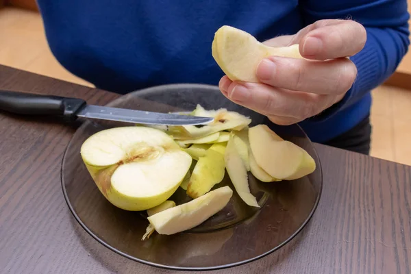 Жіночі Руки Очищають Шкіру Від Жовтого Яблука Допомогою Ножа — стокове фото