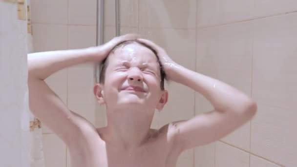 Garçon Préadolescent Lave Les Cheveux Avec Shampooing Dans Salle Bain — Video