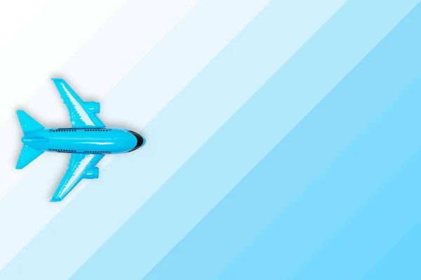青のグラデーションの背景に近代的なプラスチック製のおもちゃの飛行機 飛行の概念 — ストック写真